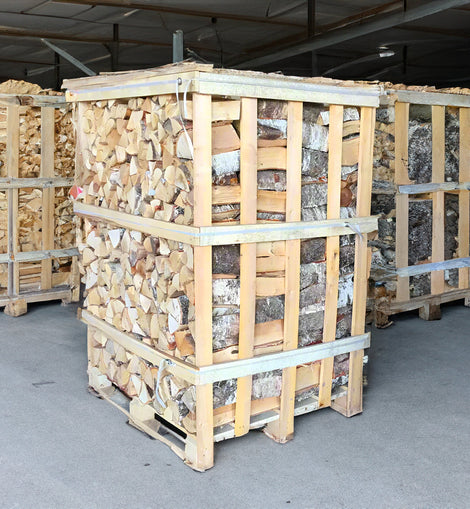 Grote kist met 25 cm dikke, ovengedroogde berkenblokken op een pallet met een volume van 1,6 kubieke meter.