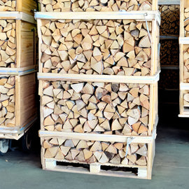 Grote kist met 25 cm dikke, ovengedroogde berkenblokken op een pallet met een volume van 1,6 kubieke meter.